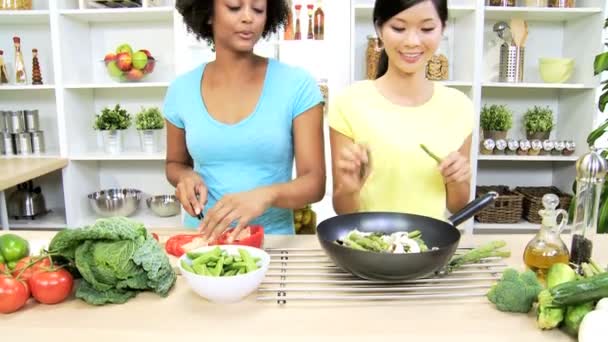 Girlfriends at kitchen preparing vegetables — Stock Video