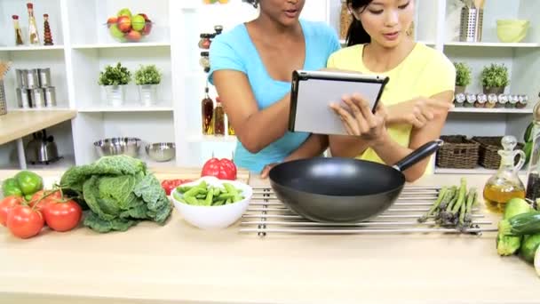 Girlfriends at kitchen preparing vegetables — Stock Video