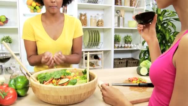 Fêmeas preparando salada na cozinha — Vídeo de Stock