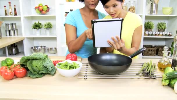 Meninas usando tablet na cozinha — Vídeo de Stock