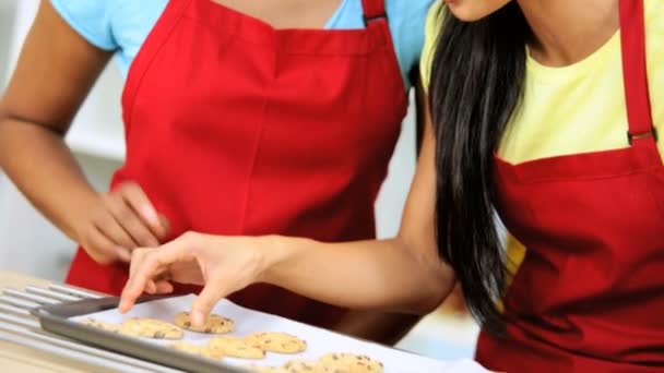 Samice ochutnávka čerstvě upečené sušenky — Stock video