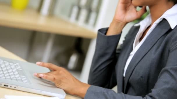 Mujer de negocios utilizando el teléfono inteligente hormiga portátil — Vídeo de stock