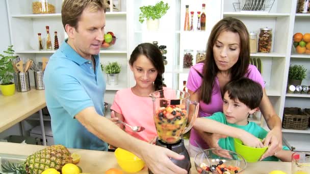 Família fazendo suco de frutas beber — Vídeo de Stock