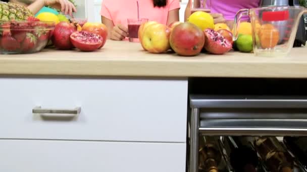 Mãe e filhos na cozinha — Vídeo de Stock