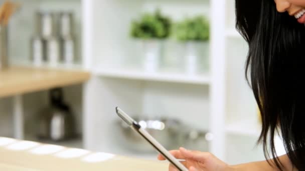 Chica en la cocina usando tableta — Vídeos de Stock