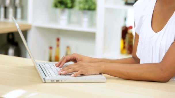 Femme à la cuisine en utilisant un ordinateur portable — Video