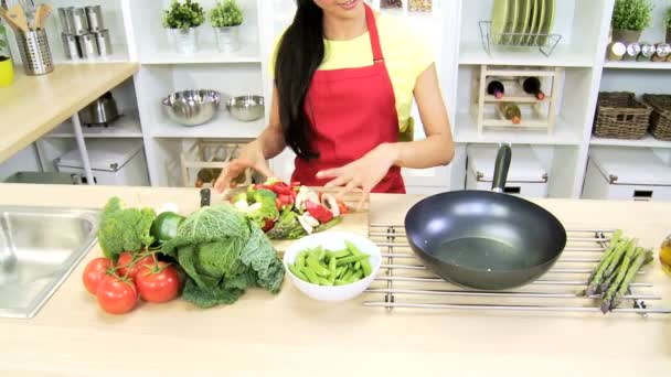 Menina na cozinha preparando legumes — Vídeo de Stock