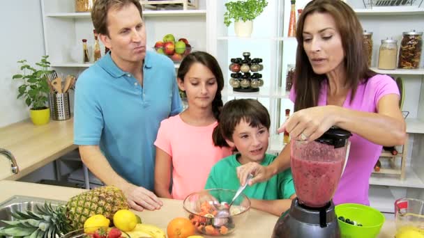 Family making fruit juice drink — Stock Video