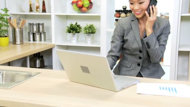 Affärskvinna med laptop och smartphone — Stockvideo