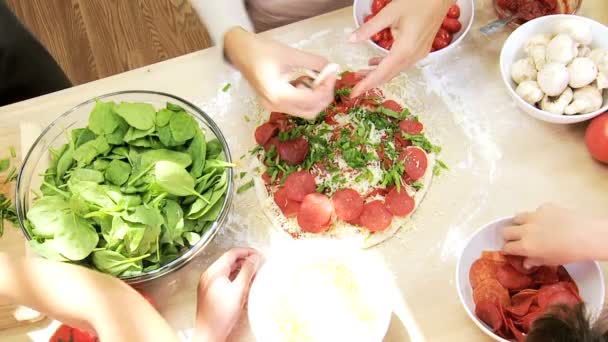 Familia preparando juntos pizza casera — Vídeos de Stock