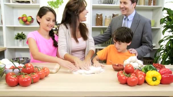 Мама помогает детям готовить еду — стоковое видео