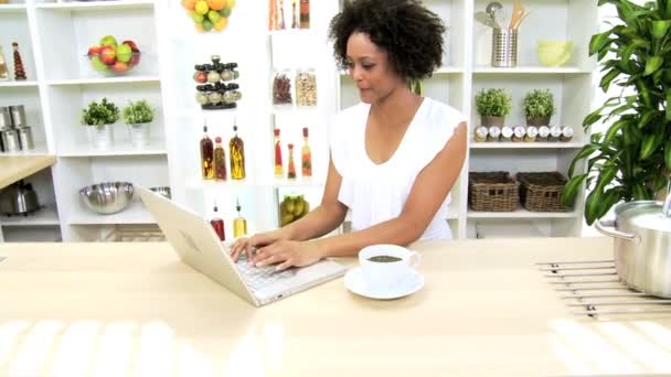 Meisje op keuken met behulp van laptop — Stockvideo