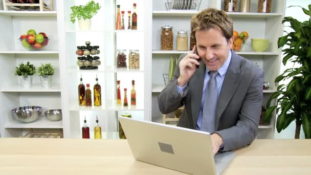 Affärsman med smartphone och laptop — Stockvideo