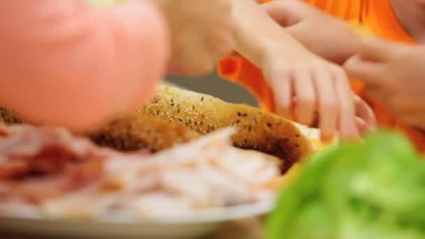 Familjen förbereder hälsosam lunch tillsammans — Stockvideo