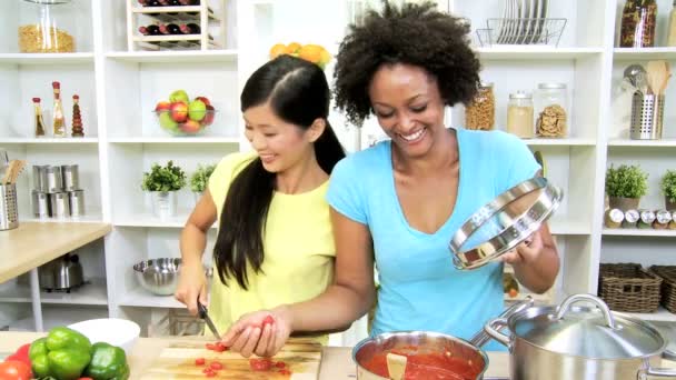 Girlfriends at kitchen cooking vegetables — Stock Video