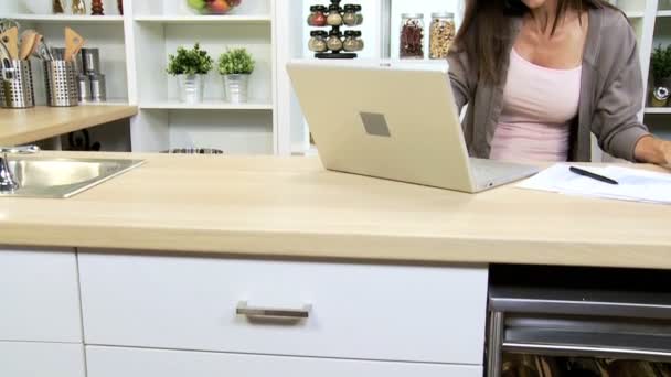 Femme d'affaires utilisant un ordinateur portable et un smartphone — Video
