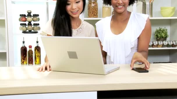 Fêmeas usando smartphone e laptop — Vídeo de Stock