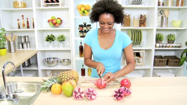 Femmina a taglio di cucina melograno — Video Stock