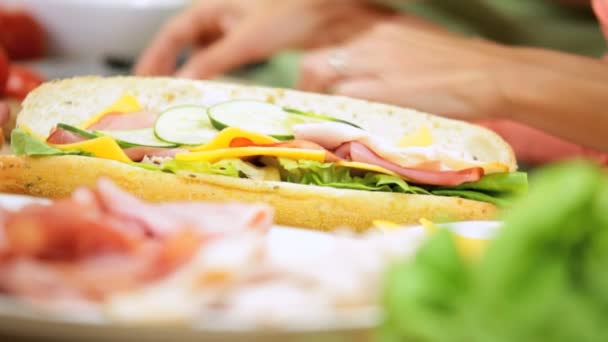 Familia preparando un almuerzo saludable juntos — Vídeo de stock