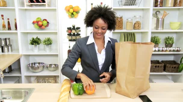 Женщина на кухне распаковывает сумку — стоковое видео