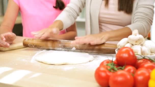 Familia preparando pizza casera — Vídeos de Stock