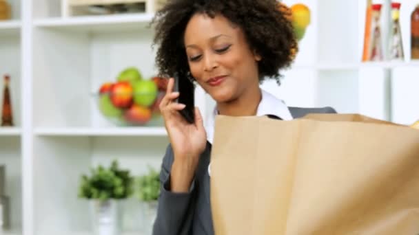 Бізнес-леді на кухні з сумкою — стокове відео