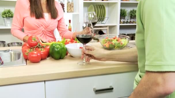 Paar in der Küche bereitet Abendessen zu — Stockvideo