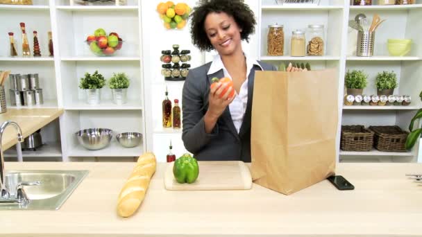 Zakenvrouw in kitchen tas uitpakken — Stockvideo