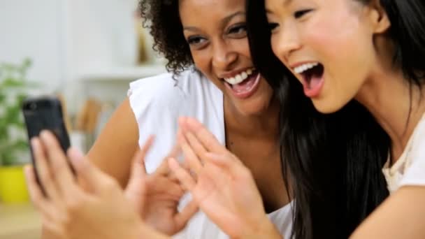Barátnők használ smartphone, konyha — Stock videók