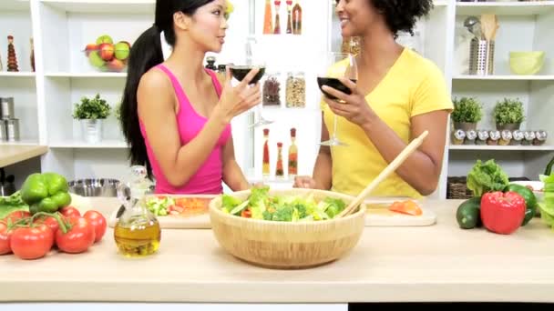Самки готовят салат на кухне — стоковое видео