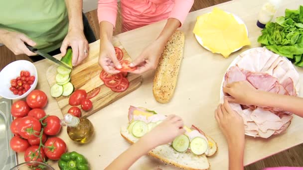 Rodiče a děti plnění baget — Stock video