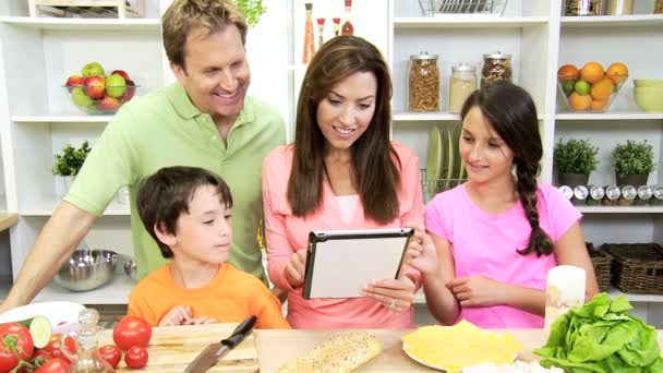 Familia preparando el almuerzo con tabletas — Vídeos de Stock