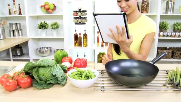 Vrouw bij keuken met behulp van Tablet PC — Stockvideo