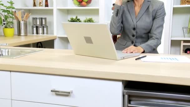 Businesswoman using laptop and smartphone — Stock Video