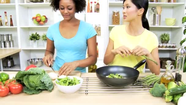 Copines à la cuisine préparant des légumes — Video