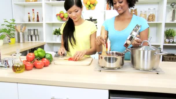 Vriendinnen op keuken koken groenten — Stockvideo