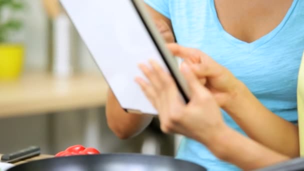 Menina usando tablet na cozinha — Vídeo de Stock