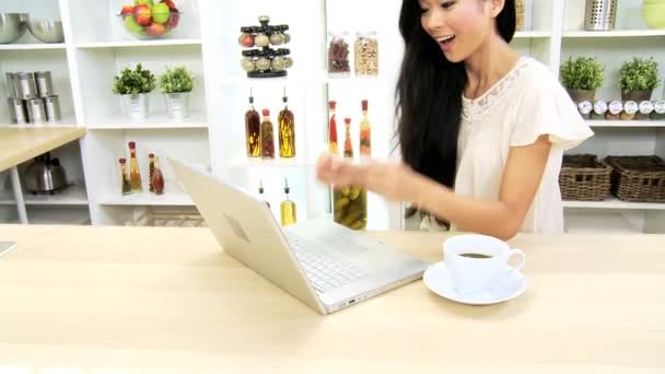 Feminino na cozinha usando laptop — Vídeo de Stock