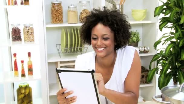 Feminino usando tablet na cozinha — Vídeo de Stock