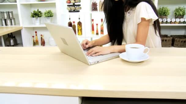 Perempuan di dapur menggunakan laptop — Stok Video