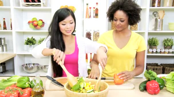 Vriendinnen op keuken bereiden salade — Stockvideo