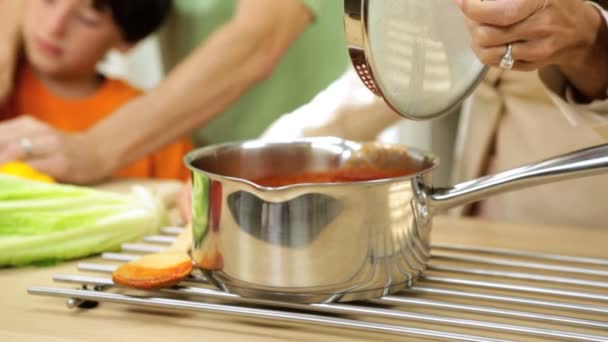 Padre preparando deliciosa ensalada orgánica — Vídeos de Stock