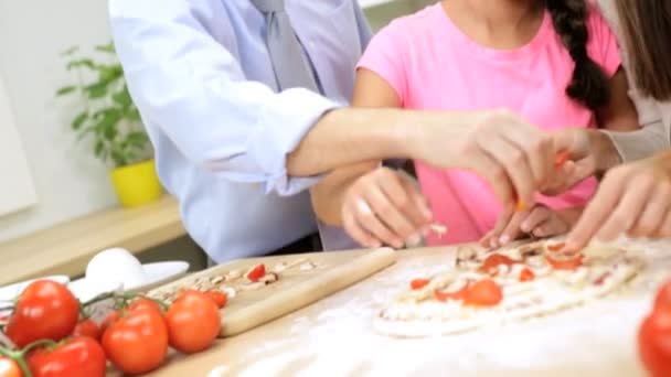 Familia preparando sabrosa pizza — Vídeos de Stock