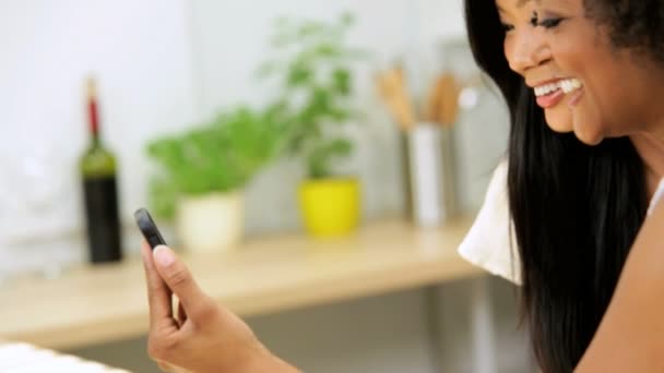 Meninas usando telefone inteligente — Vídeo de Stock