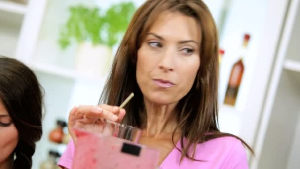 Madre e hija disfrutando de smoothie — Vídeos de Stock