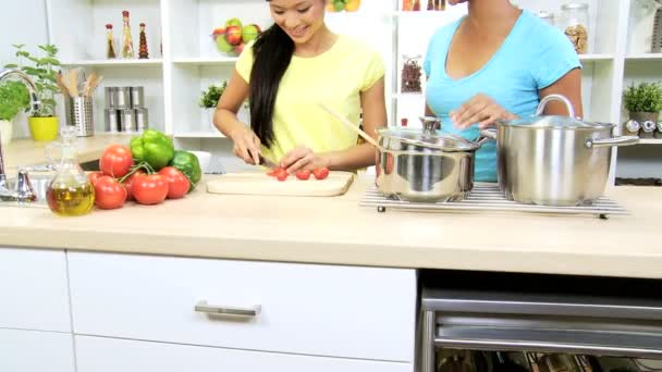 Přítelkyně v kuchyni vaření zeleniny — Stock video