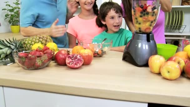 Family making fruit juice drink — Stock Video