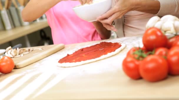 수 제 피자를 준비 하는 가족 — 비디오