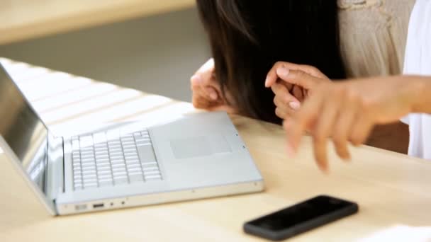 Vrienden met behulp van de laptop en de telefoon — Stockvideo