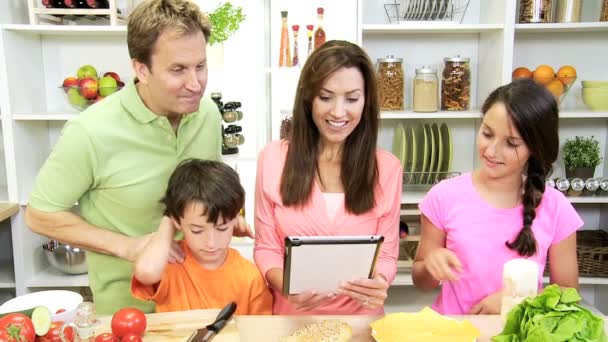 Rodzina przygotowuje obiad za pomocą tabletu — Wideo stockowe